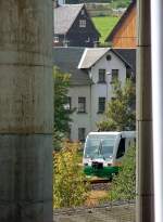 Vogtlandbahn 654 048 (VT48 'St. Ulrich Weischlitz') als VBG83113 in Klingenthal, 20.9.09. (Durch die 'Heizung' einer Fabrik gesehen)