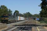 Diverse Containerzug auf der Linie Melbourne - Albury - Sydney. Gezogen von 2 Loks des Typs P der Firma Pacific National. Tallarook 19.2.2008 