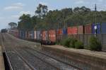 Diverse Containerzug am durchfahren in Tallarook, man beachte die anschauliche L�nge der Z�ge, welche dort gef�hrt werden. Tallarok am 19.2.2008 