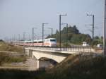 br-401-ice-1-zuge ICE789 von Hamburg-Altona auf der Fahrt nach M�nchen Hbf, �berquert gerade den Main-Donau-Kanal auf der Schnellfahrstrecke N�rnberg-Ingolstadt. 20.09.20009