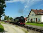 Zittauer Schmalspurbahnen Vor den h�bschen Bahnhofsgeb�ude von Olbersdorf Oberdorf konnte 99 749 am 02.08.2009 in Szene gesetzt werden.