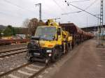 Zweiwegefahrzeuge Zweiwegefahrzeug Unimog 400 mit Kran PK16502 ( Schweres Nebenfahrzeug Nr. 97 59 01 55290-7 ) der Fa.Hartungs-Bau beim rangieren mit 10 leeren Selbstentladewagen im Bahnhof Plochingen. (20.09.2009)
