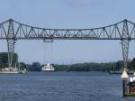 nord-ostsee-bahn-nob Nord-Ostsee-Bahn NOB 80637 Husum - Kiel auf der Hochbr�cke �ber den Nord-Ostsee-Kanal; gleichzeitig setzt gerade die Schwebef�hre �ber; Rendsburg, 16.09.2009 
