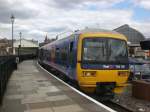 Zug der London Overground nach Upminster im Bahnhof Windsor.
  ...