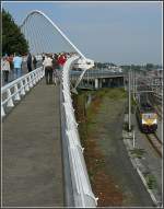 Die Autobahnausfahrt zum Bahnhof Li�ge Guillemins mit der Br�cke von ...