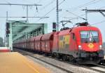 Gysev 1116 064 samt G�terzug bei der �berfahrt der Stadlauer ...
