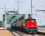 1063 033 bei der Einfahrt in die Hst. Wien Praterkai. ...