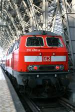 Die 218 498-4 als Regionalexpress beim Verlassen des Frankfurter Hauptbahnhofs ...