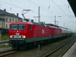 Zwei MEG-143er mit Silozug bei einem kurzen Zwischenstopp im Bahnhof ...
