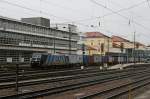 185 546 der LTH mit Containerzug am 14.09.2009 in Regensburg. ...