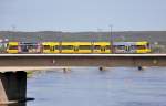 Niederflug-Gelenktriebwagen (Hersteller Bombadier) der DVB auf der Carolabr�cke - 31.08.2009 ...