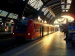 425 117 steht im Streiflicht abfahrbereit als RB 18640 im ... 425 117 steht im Streiflicht abfahrbereit als RB 18640 im ...