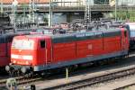 181 223 in verkehrsroter Lackierung abgstellt am Frankfurter Hbf. Dahinter ...