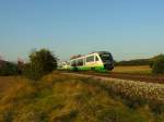 VT 15 der Voglbahn f�hrt am 25.09.2009 durch Laub  ...