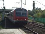 dusseldorf-alle-bahnhofe Es gibt sie noch teilweise.Die guten alten Lokbespannten S-Bahn Wendez�ge im Ruhrgebiet.Hier f�hrt gerade die S1 in den Bahnhof D�sseldorf Flughafen ein. Gr��e zur�ck an den netten Lokf�hrer
D�sseldorf 26.09.2009