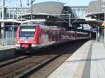 dusseldorf-alle-bahnhofe Dies sind die neuen S-Bahn Triebz�ge bei der S-Bahn Rhein Ruhr.Zur Zeit sind sie schon auf den Linien S2,S9 und teilweise auch auf der S1 unterwegs.Hier verl�sst sie grad D�sseldorf Flughafen und f�hrt ihrem Endbahnhof D�sseldorf Hbf entgegen.
D�sseldorf 26.09.2009