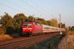 120 103-7 mit IC im letzten Abendlicht des 27.09.2009 kurz ...