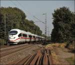 br-403-ice-3 Ein 403er mit 'Hot-Spot' und 403 'Aachen' 'Wihte-Nose-ICE' sind gemeinsam als ICE 611, Dortmund Hbf - M�nchen Hbf, durch das Ruhrgebiet unterwegs und konnten bei 'sommerlichen' Temperaturen abgelichtet werden. N�chster Halt ist Essen Hbf. (27.09.2009) 
