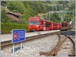 steuerwagen R1048 mit Steuerwagen 1758 kreuzt in K�blis den bergw�rts fahrenden Kieszug aus Schiers. (24.09.2009)