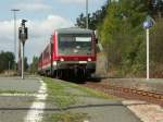 628247 wartet am Mittag des 11.09.2009 in Selbitz, KBS 857, ...