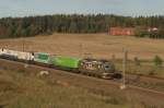 El16 El 16.2217 ist mit einem Kombizug von Oslo nach G�teborg unterwegs. Auf dem ersten Wagen steht zuf�llig ein Trailer unserer norwegischen Partnerspedition; 26.09.2009