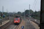 BR 185 mit Zugen Br 185 260-5 durchfuhr mit einem gemischtem Gz am Abend des 18.09.09 den Bahnh�f G�ppingen. 