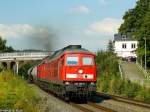 BR 233 mit Zugen Das Highlight des Tages folgte dann sp�ter in J��nitz. Schon Minuten vor Durchfahrt des Zuges konnte man beide Ludmillas vor dem, ich denke voll beladenen, Kesselwagenzug h�ren. Aufgenommen wurden 233 486 und 241 233 (ein 'Holland-Latz') am 05.08.2009