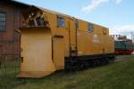 Winterdienst Dieser Klima Schneepflug Bauart RAW Meiningen stand am 12.09.09 im ehemaligen BW Falkenberg oberer Bahnhof. Die Sammlung ist nur an wenigen Wochenenden im Jahr zug�nglich, hier soll aber in naher Zukunft ein Eisenbahnmuseum entstehen.