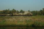 sonstige Abgestellte Diesellok mit G�terzug am Haken zwischen Luxor und Edfu.Aufgenommen aus einem fahrenden Bus am 18.09.09.
