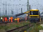 gleisarbeitsfahrzeuge-gaf Hier wird mit Hilfe eines GAF Schotter an einer Doppelkreutzweiche in Aachen West eingearbeitet. Trotz aller Technik immer noch ein Knochenjob f�r die Arbeiter im Gleis.