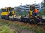 gleisarbeitsfahrzeuge-gaf Hier wird mit Hilfe eines GAF Schotter an einer Weiche in Aachen West eingearbeitet.