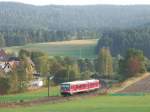 br-628-----928--629 Donnerstagnachmittag, 10.09.2009 in Marxgr�n. Ein 628.2 f�hrt in die Steigung Richtung des HP H�llenthal. An der Baumreihe hinter dem Zug kam fr�her das Streckengleis der H�llenthalbahn herein.... Diese Verbindung nach Th�ringen bis zum noch betriebenen Gleis in Blankenstein misst kaum 6 Kilometer und doch ist diese durch die dt. Teilung unterbrochene Strecke immer noch nicht wieder aufgebaut.

Ein Verein k�mpft f�r die Verwirklichung dieser ganz und gar logischen Idee der Verbindung zweier Netze... Info unter www.hoellennetz.de