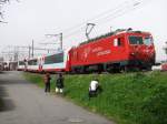 GEX mit HGe 4/4 108 bei der Ausfahrt in Andermatt ...