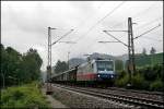 185 513 Rostock Port von TXL zieht einen langen Schiebewandwagenganzzug ...