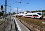 Ein ICE-T der BR 411, offensichtlich mit defekter Bugklappe, rauscht ...