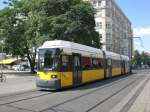 Stra�enbahnlinie M5 nach Hohensch�nhausen Zingster Stra�e am S+U Bahnhof Alexanderplatz. ...