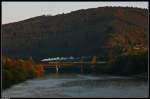 38 3156 f�hrt am 27.09.09 �ber die Neckarbr�cke bei Neckargm�nd. ...