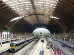 london-sonstige-bahnhofe Die Bahnhofshalle von London Paddington. Links im Bild ist ein Elektro-Triebzug Class 332. Rechts stehen zwei HST der Great Western. Ich m�chte hiermit meine eigene Behauptung aus dem Forum widerlegen, dass die Elektrifizierung von Paddington das Photographieren schwieriger machen w�rde. 2009-09-20.