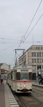 potsdam-historische-fahrzeuge Der historische Gotha-Dreiwagenzug 109/214/218 f�hrt in Richtung Potsdam Stadt ... �h ... Hauptbahnhof. Gemeinsam mit 177 pendelt er zwischen Hauptbahnhof und Kastanienallee als Wiesen-Express. Potsdam, 2009-10-03.