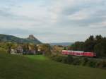 BR 146 mit Zugen Br 146.2 dr�ckt RE 4718 nach Karlsruhe Hbf unweit von Singen am Hohentwiel der Sonne entgegen. 02.10.09