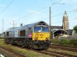 Eine Class 66 steht abgestellt vor dem Krefelder Hauptbahnhof. Das ...