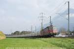 re-4-4-ii-re-420 Re 4/4 II 11262 und Re 4/4 II 11306 mit 64837 und leeren Grossraum-Containern aus Hallein (A) nach Domat-Ems rauscht in Weite SG vorbei.
02.10.09
