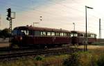 br-795--796--798--db-vt-95--vt98--uerdingerschienenbus Ein Schienen-Bus. Ein sehr ungew�hnlicher Gast in Mangolding. Aber wir hatten besuch von ihm am 3.10.2009. Ich tippe mal da in Schwandorf Bahnhofsfest war ist er auf dem Weg in Richtung Schwandorf. Das Foto ist leider ein bisschen unscharf. Deswegen kann ich auch keine Nummer erkennen. Bitte um Hilfe bei der Richtigen einordnung
