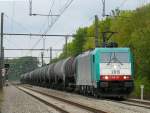 Cobra-Lok 2815 unterwegs mit einem Kesselwagenzug nach Aachen-West. Hier aufgenommen ...