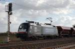 ES 64 U2-072 MWB auf einem Nebengleis an einem roten ...