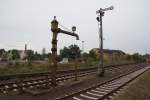Ein alter Wasserkran und ein Formsignal stehen im Haldensleber Bahnhof.Leider ...