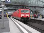 BR 143 mit Zugen Die BR 143 ist ja nichts aussergew�hnliches im Schienennetz der Bahn ,aber noch immer muss den Berlinern u.a. DB Regio NRW D�sseldorf mit Ersatz S-Bahn aushelfen.Hier am Berliner Hbf aufgenommen am 03.10.2009.