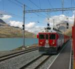 Der Regionalzug 1635 in Ospizio Bernina am 18.09.2009.  ...