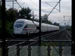 Der von der �berdachung einer Bahnsteigunterf�hrung durchgestrichene ICE 1704 nach ...