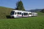 AAR Wynental- und Suhrentalbahn Ein Zug mit dem neuen Stadler-Steuerwagen ABt 51 und dem modernisierten Be 4/4 23 n�hert sich am 30.9.09 Gontenschwil.